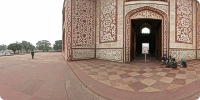 A much closer view of Southern Gate of Akbar Tomb