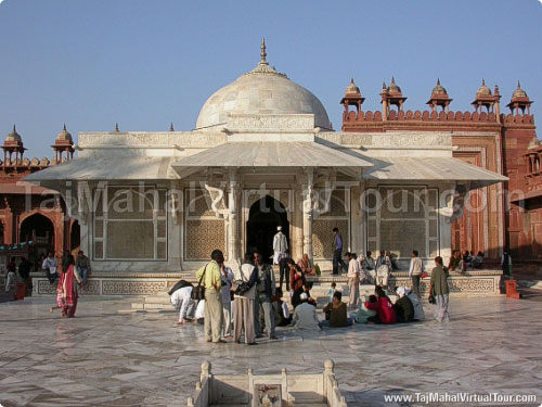 Front view of Dargah of Sheikh Salim Chisti