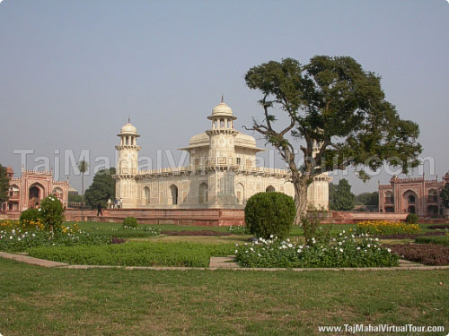 side view of Itmad-Ud-Daulah Tomb